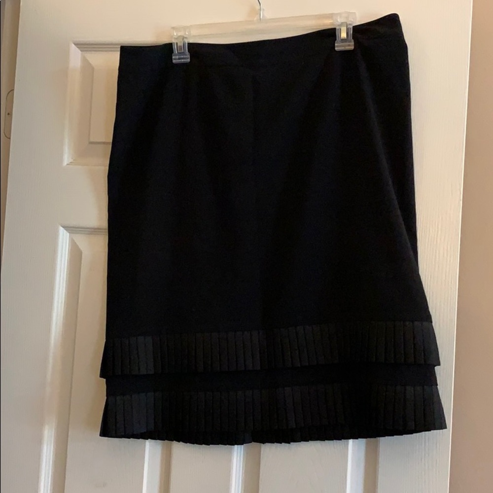 Black skirt with pleated hem